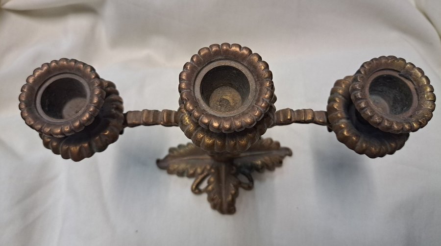 Vintage Ljusstake med 3 ljus tillverkade i gyllene metall Candlestick