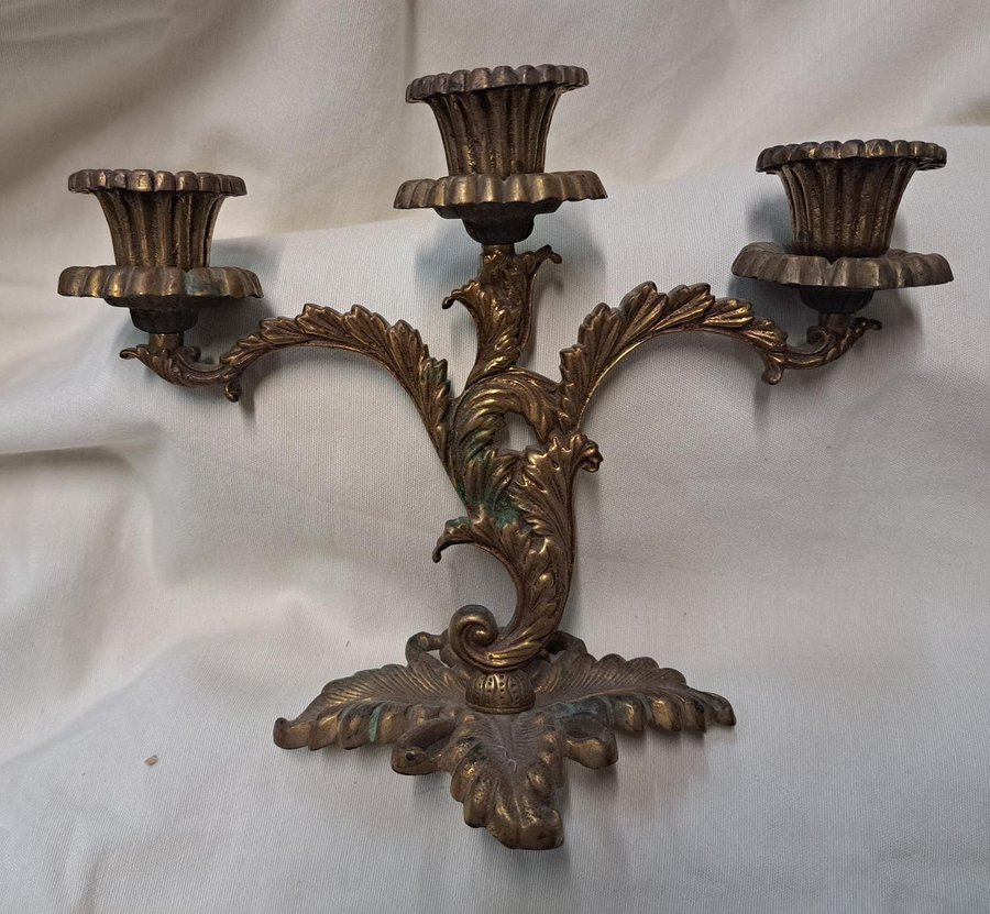 Vintage Ljusstake med 3 ljus tillverkade i gyllene metall Candlestick