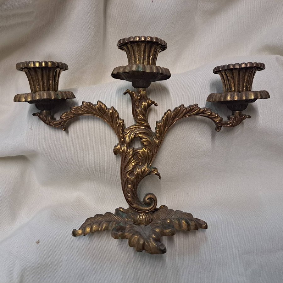 Vintage Ljusstake med 3 ljus tillverkade i gyllene metall Candlestick