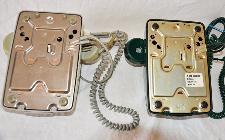 2 klassiska retro fasta telefoner varav grön med fabrikat LM Eriksson