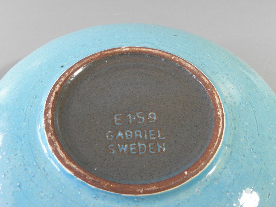 SKÅLFAT -I djup blå och turkos glasyr med ränder Märkt: E 159 Gabriel Sweden