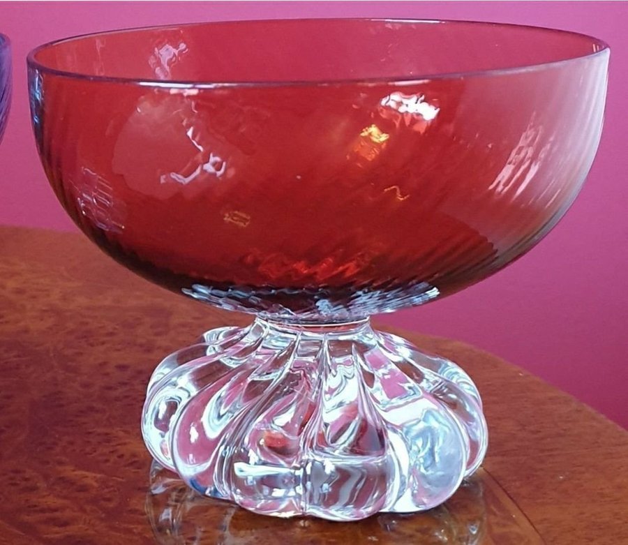 Efterrätt skål med röd färg glas coupeglas med skruvad form