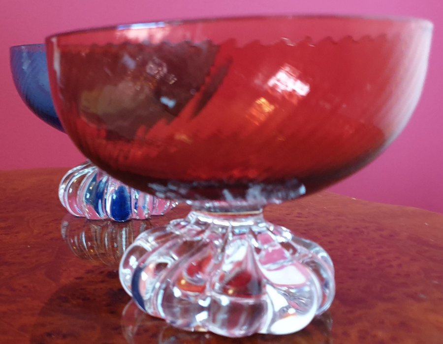 Efterrätt skål med röd färg glas coupeglas med skruvad form