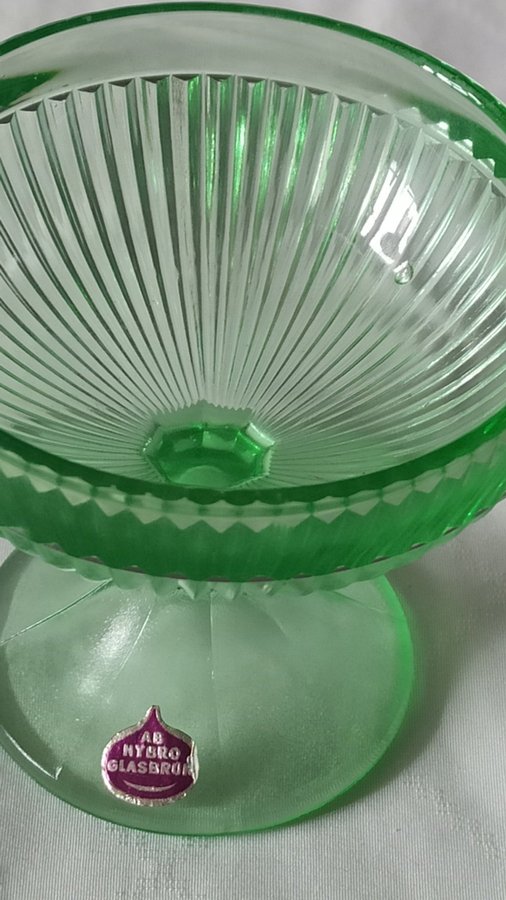 Grön skål från Nybro Glasbruk