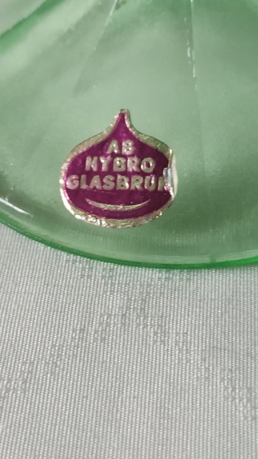 Grön skål från Nybro Glasbruk
