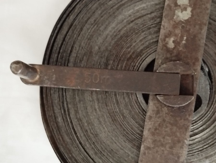 Gediget retro måttband i metall 50 meter