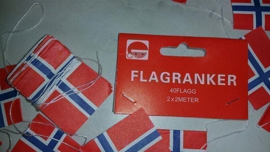 Norska flaggor på snöre Snyggt att hänga som girland i granen Nostalgiskt!