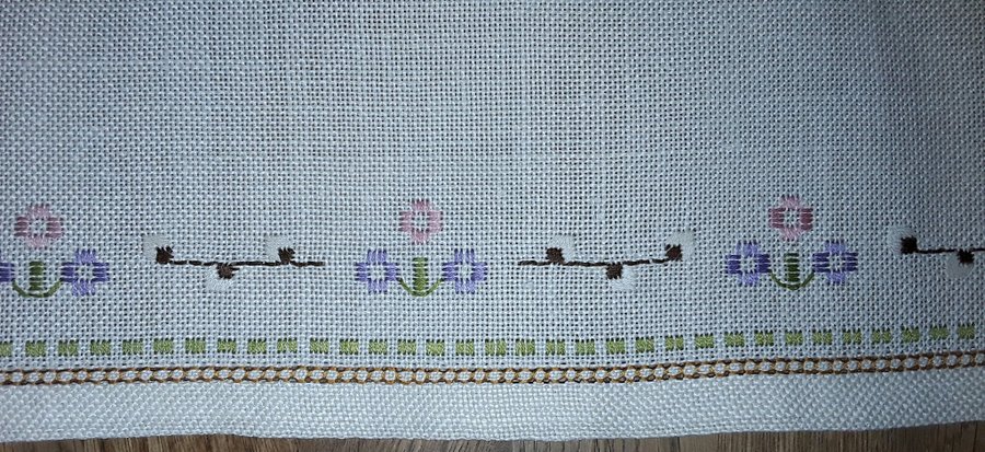 Retro Handbroderad äldre vacker LÖPARE i fint mönster och färger 56x30 cm