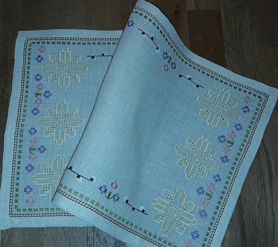 Retro Handbroderad äldre vacker LÖPARE i fint mönster och färger 56x30 cm