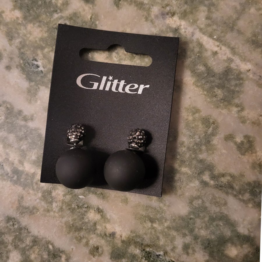 Nya svarta örhängen från Glitter