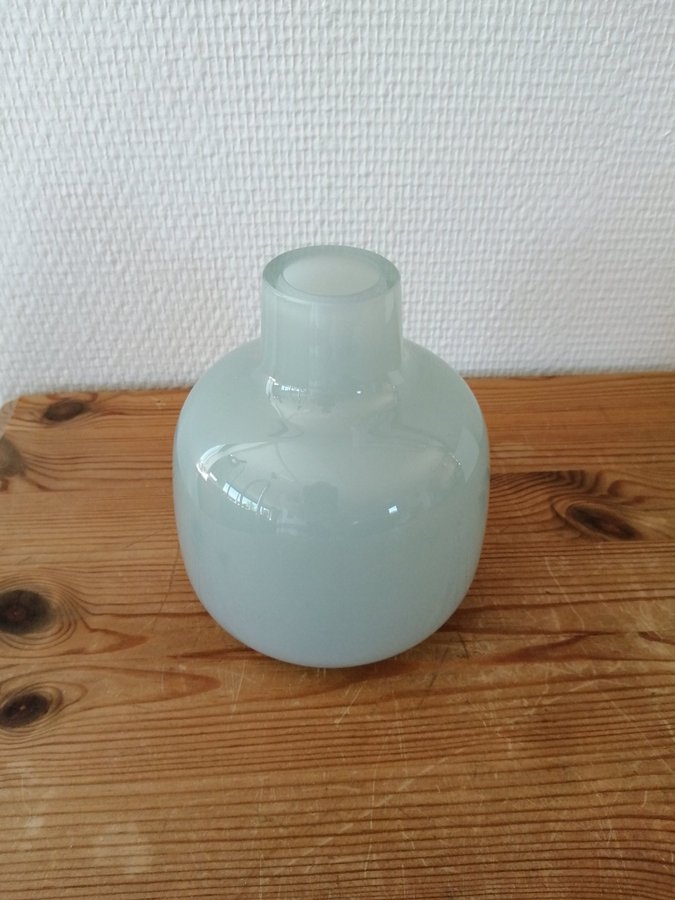Tora Urup - Ny Super Flot Vase - Mundblæst og håndskåret glas