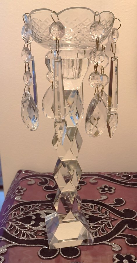 Vacker kristall ljusstake med glasmanschett med kristaller