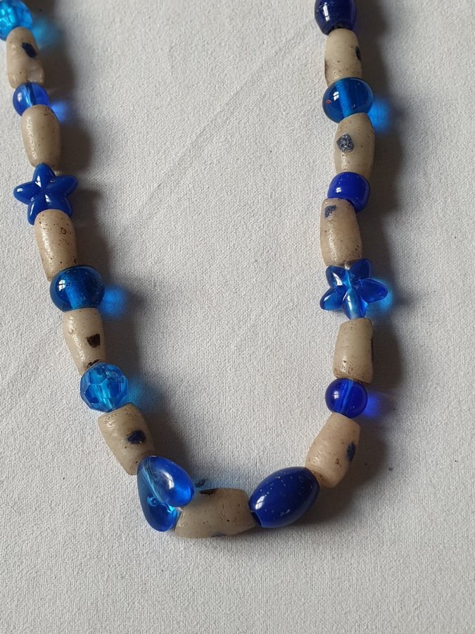 Halsband med afrikanska pärlor