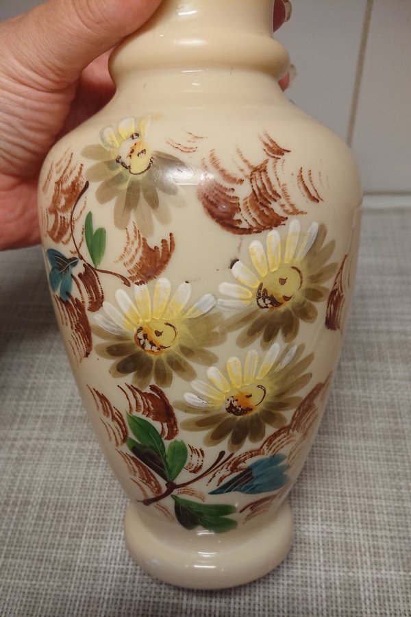 Handmålad veckvas i opalinglas(?) blommor dekoration inredning