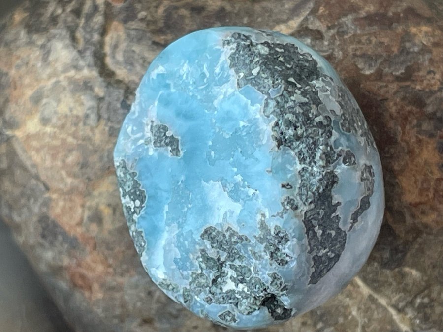 873 CARAT HANDPOLERAD SÄLLSYNT! AUTENTISK HIMMELSBLÅ LARIMAR HÖG A++ KVALITET