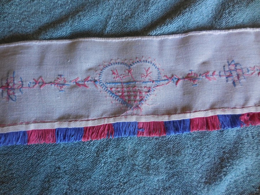 JÄTTESÖT GAMMALDAGS BRODERAD HYLLBÅRD ROSA-BLÅ 11 x 99 cm VINTAGE RETRO KURIOSA