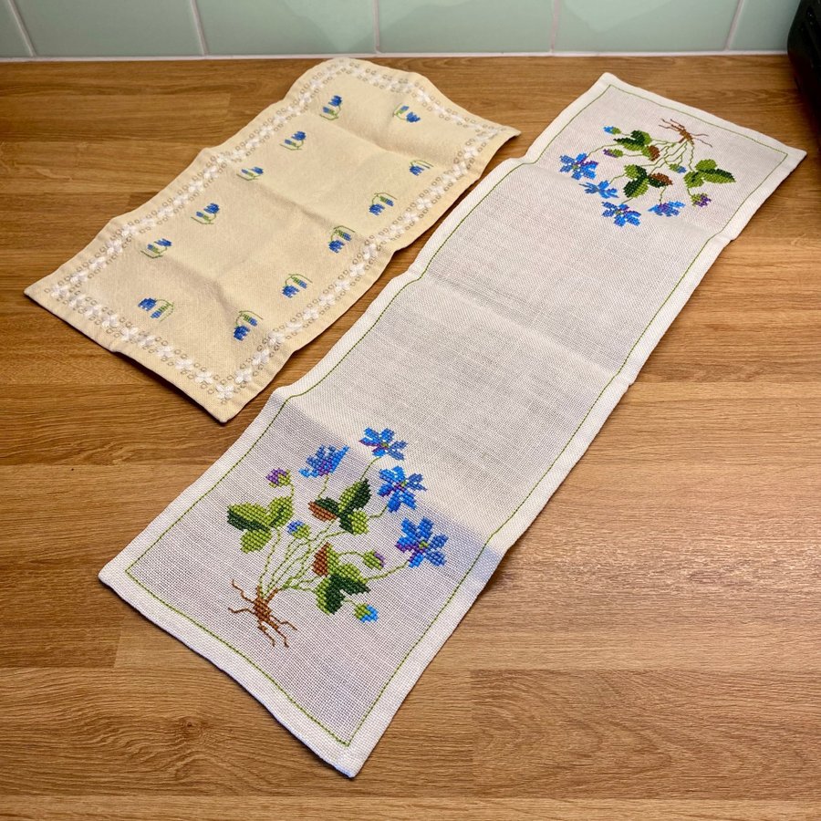 2st sommardukar löpare linne handbroderade blommor i blått