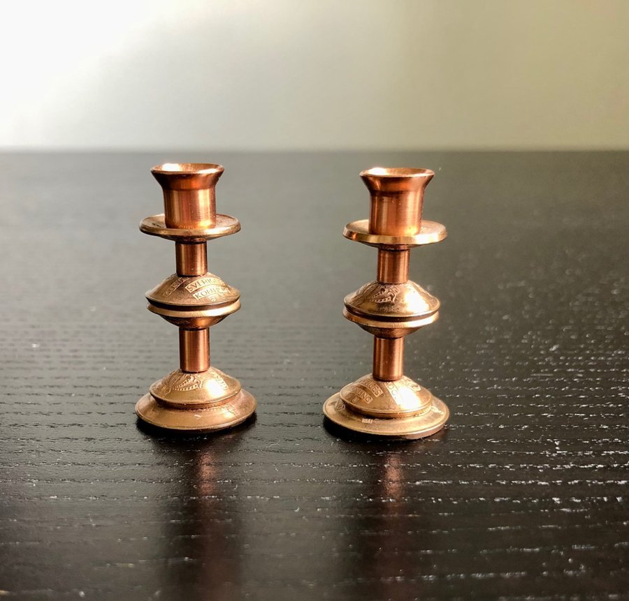 Små ljusstakar gjorda av gamla mynt Ljusstakar i miniatyr Miniatyr ljusstakar