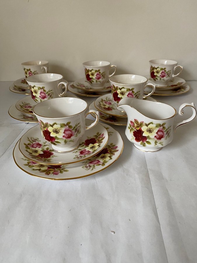 KAFFESERVIS QUEEN ANNE FINE BONE CHINA ENGLAND 19 DLEAR