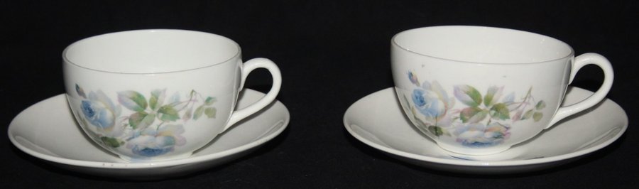 2 Gustavsberg benporslin Kaffekoppar med fat med vackra blåa rosor 1930-1945 tal