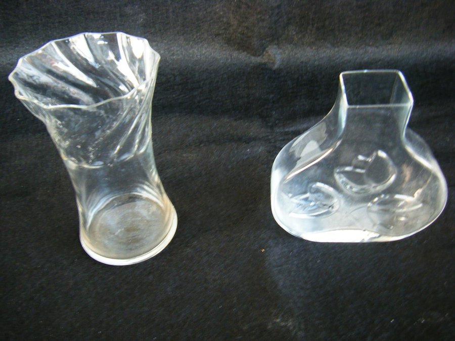 2 st Äldre Vaser i glas -Tulpan - Blommor - Vintage - Heminredning Schabbychic