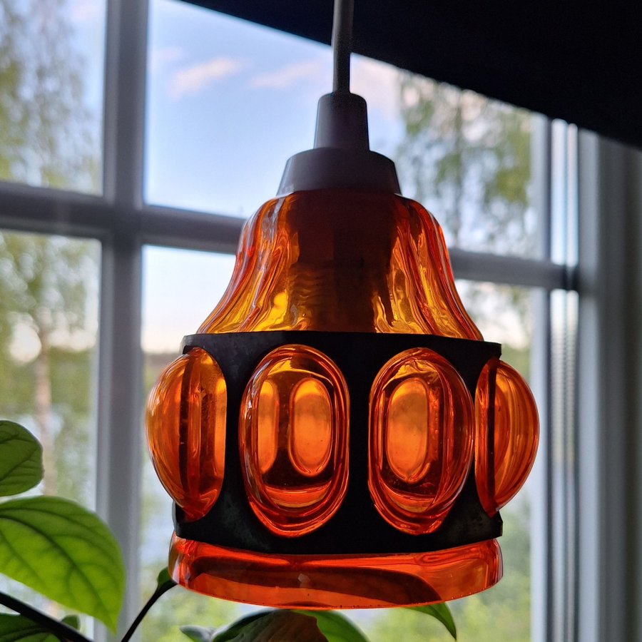 Retro orange glaslampa svart metall detalj runtom