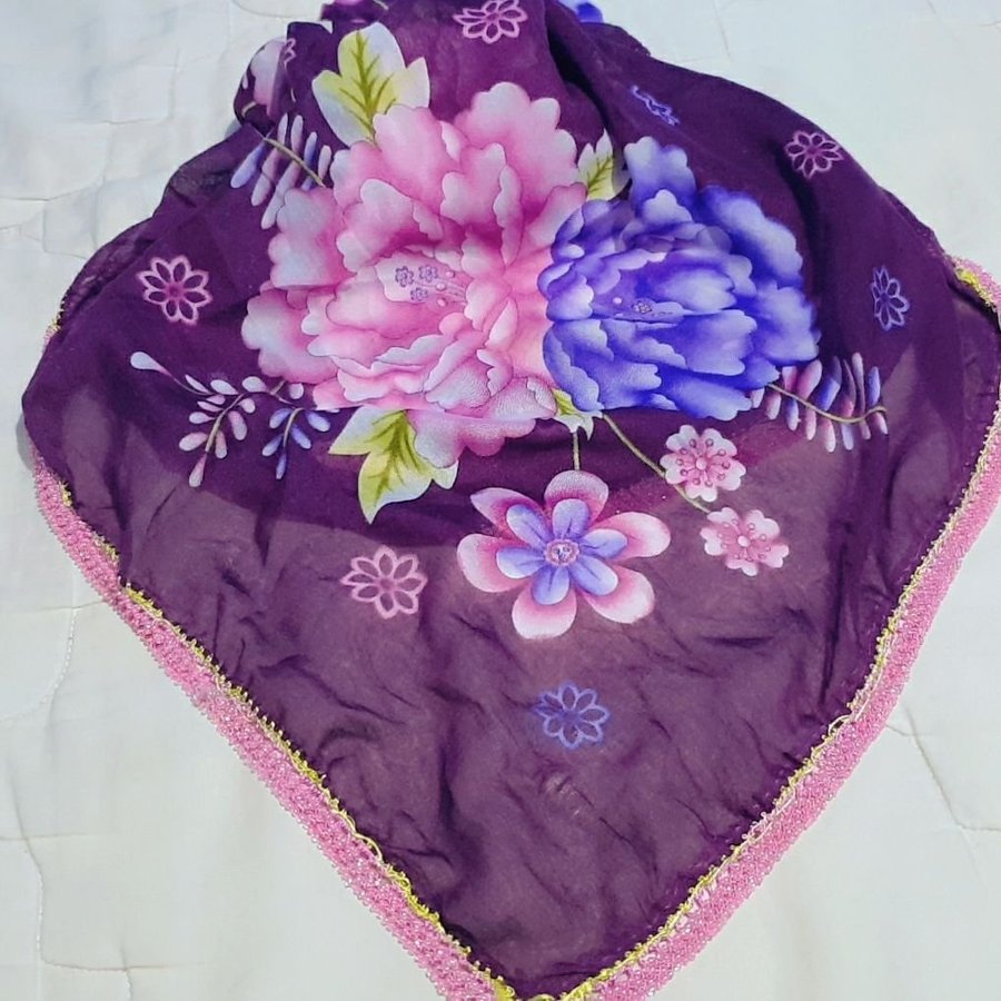 Vacker Lila sjal scarf med blommönster