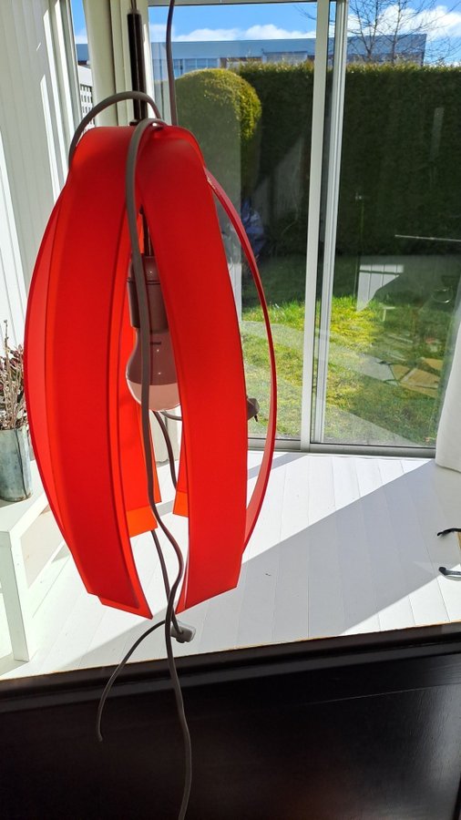 Taklampa manhattan design röd hårdplast bsweden belysningsbolaget