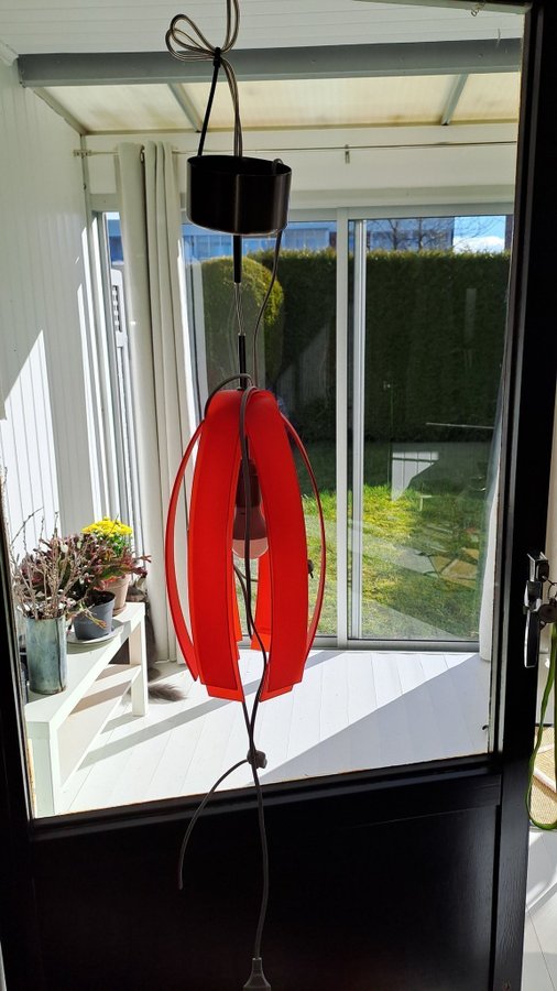 Taklampa manhattan design röd hårdplast bsweden belysningsbolaget