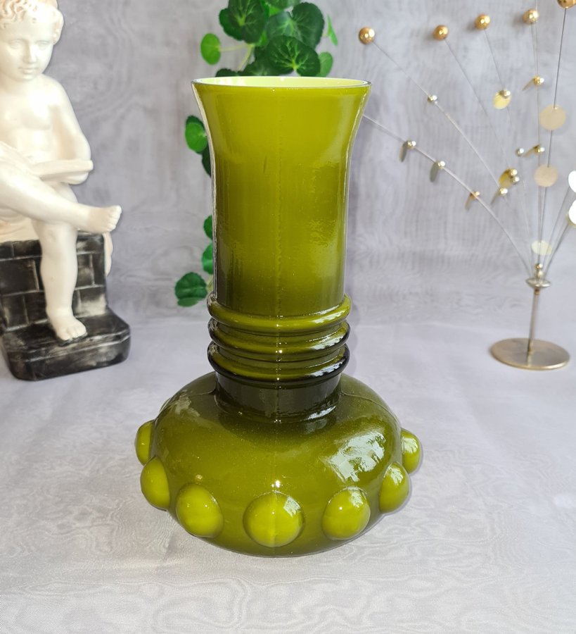 VINTAGE Vas av Grönt Glas Vit Invändigt Höjd: 21 cm Flygsfors Glasbruk RETRO