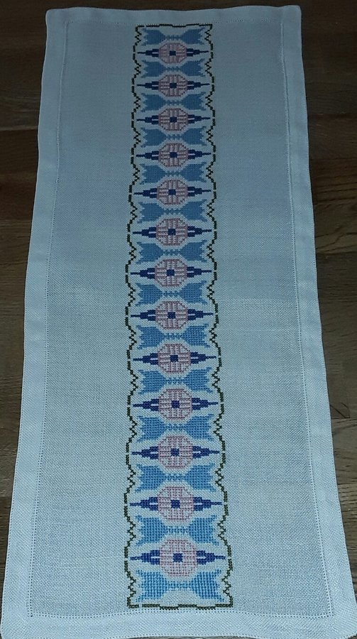 Retro 60-tal Handbroderad äldre vacker vit LÖPARE FINT MÖNSTER 66 cm x 27 cm