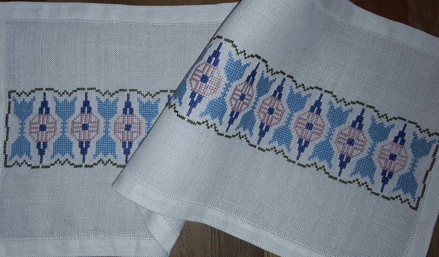 Retro 60-tal Handbroderad äldre vacker vit LÖPARE FINT MÖNSTER 66 cm x 27 cm