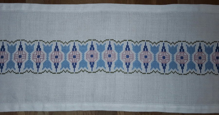 Retro 60-tal Handbroderad äldre vacker vit LÖPARE FINT MÖNSTER 66 cm x 27 cm