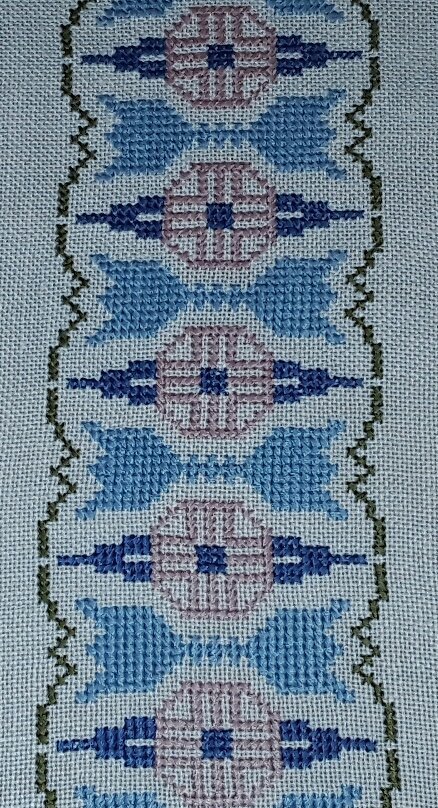 Retro 60-tal Handbroderad äldre vacker vit LÖPARE FINT MÖNSTER 66 cm x 27 cm