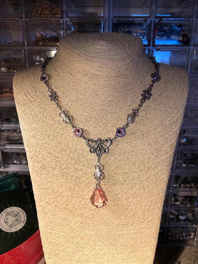 Lyxigt halsband med skalbaggar och rosa Swarovskikristaller