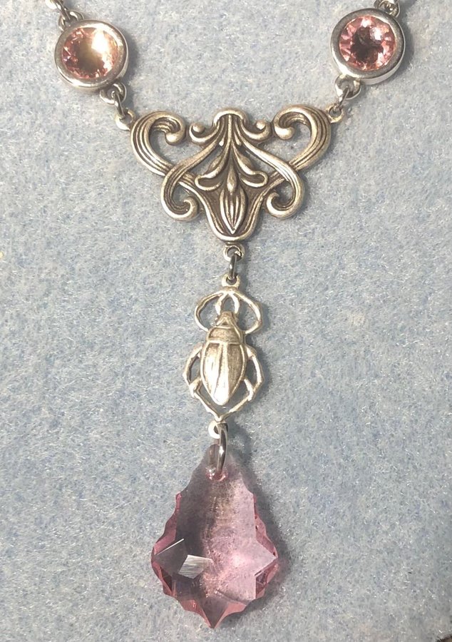 Lyxigt halsband med skalbaggar och rosa Swarovskikristaller