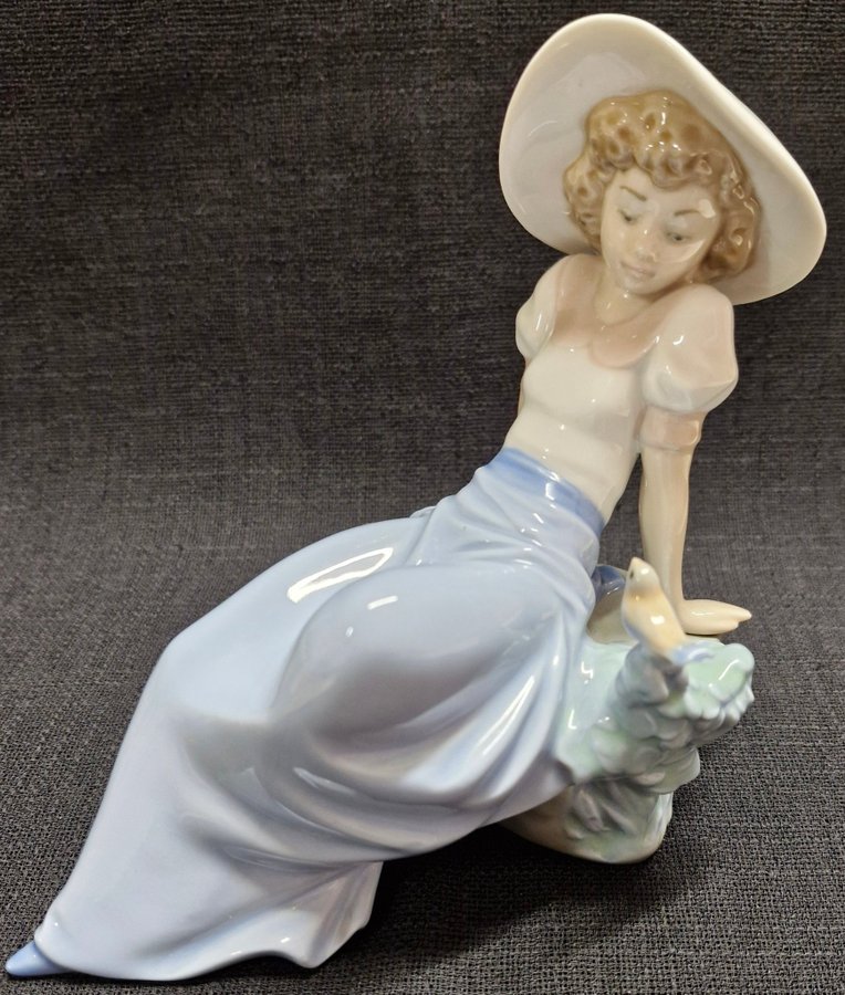 Nao Lladro figurin porslin flickan hör Fågelkvitter 1980-talet Spanien