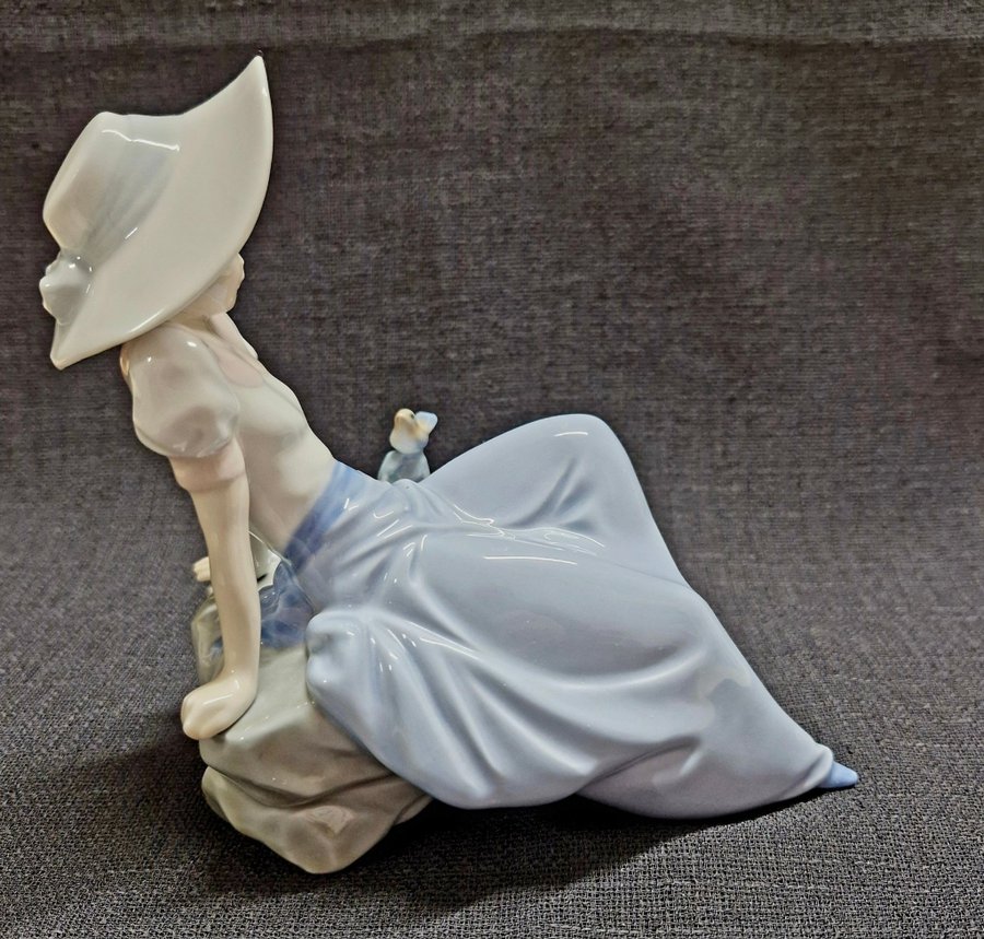 Nao Lladro figurin porslin flickan hör Fågelkvitter 1980-talet Spanien