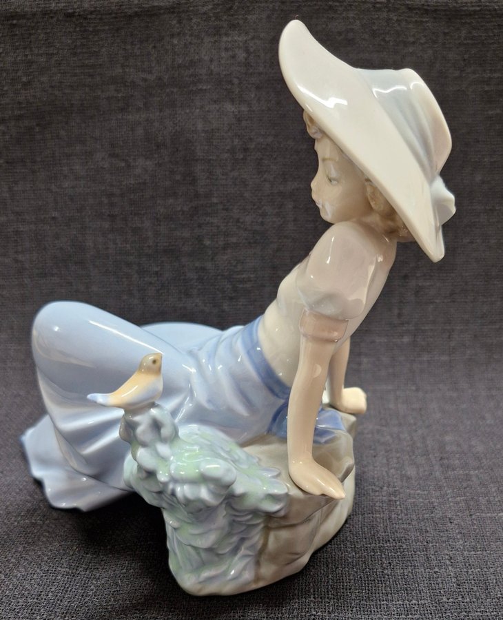 Nao Lladro figurin porslin flickan hör Fågelkvitter 1980-talet Spanien