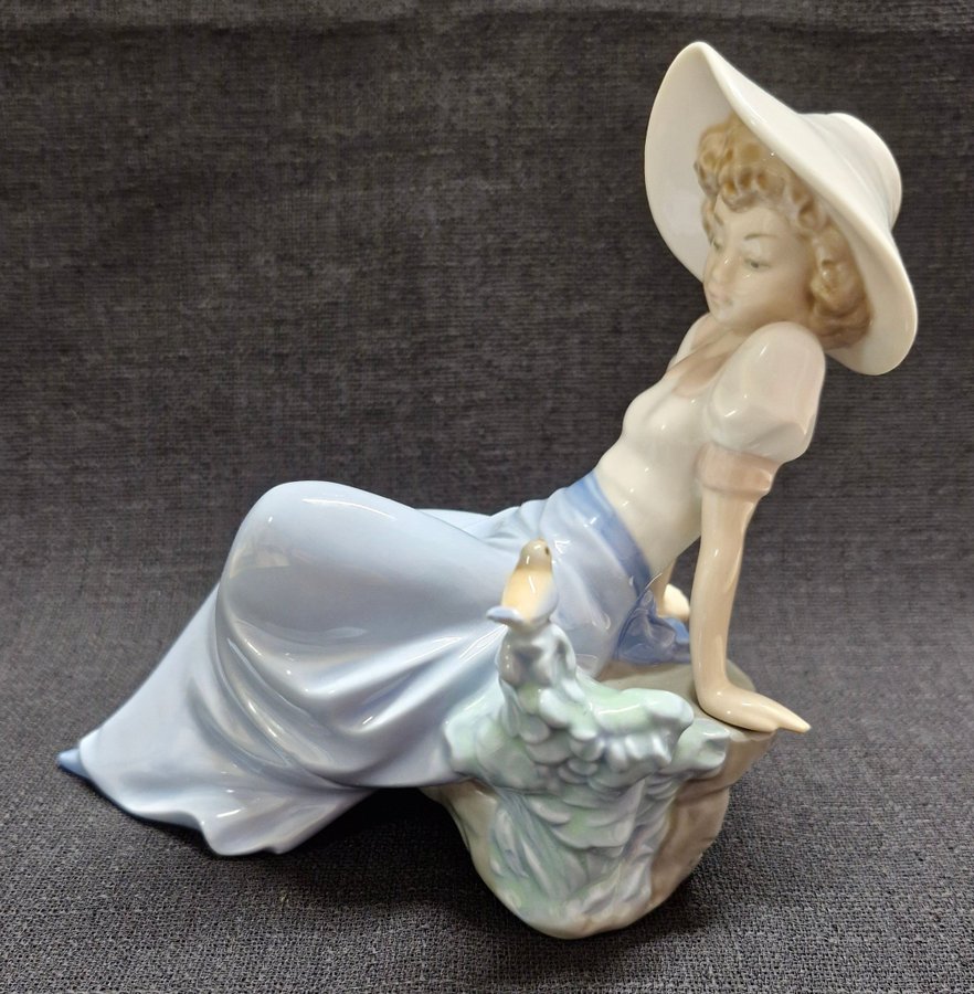 Nao Lladro figurin porslin flickan hör Fågelkvitter 1980-talet Spanien