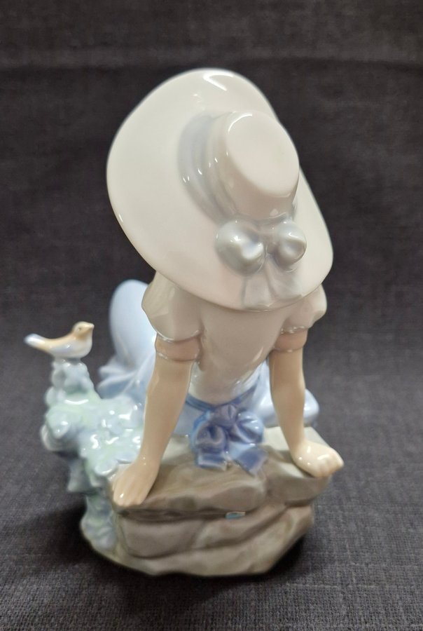 Nao Lladro figurin porslin flickan hör Fågelkvitter 1980-talet Spanien