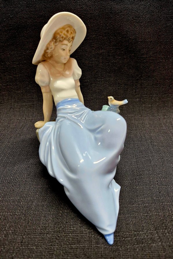 Nao Lladro figurin porslin flickan hör Fågelkvitter 1980-talet Spanien