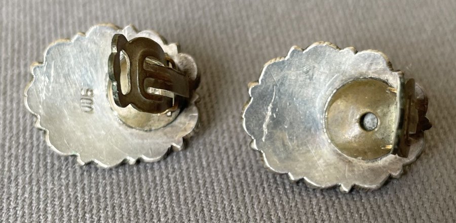 1 par örhängen silver med sten i form av skarabe Stämplade 900 Vikt 105 g
