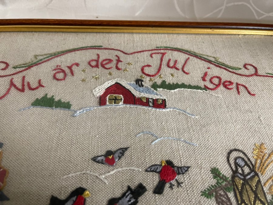 Nu är det Jul igen Jultavla tomte tavla handbroderad väggbonad inglasad 43,5x24