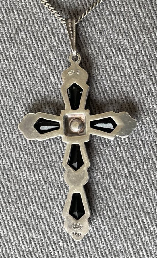 Silverkedja med hänge kors med onyx och markasiter Stämplat 830 Vikt 75 g