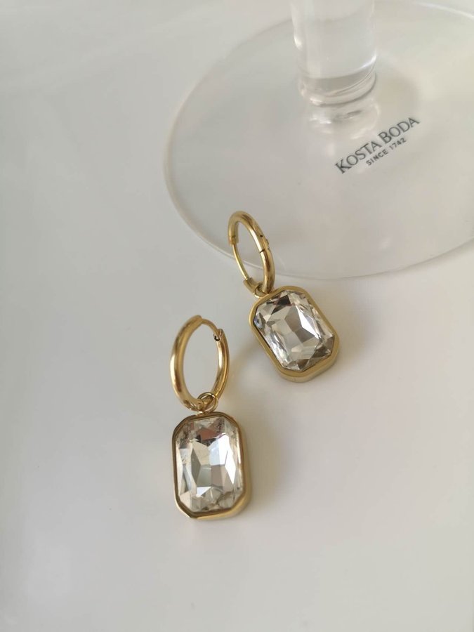 Guldpläterade söta örhängen med kristaller