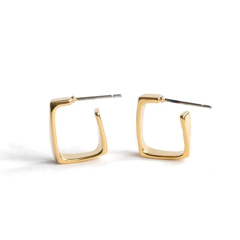 Asymmetric hoops earrings