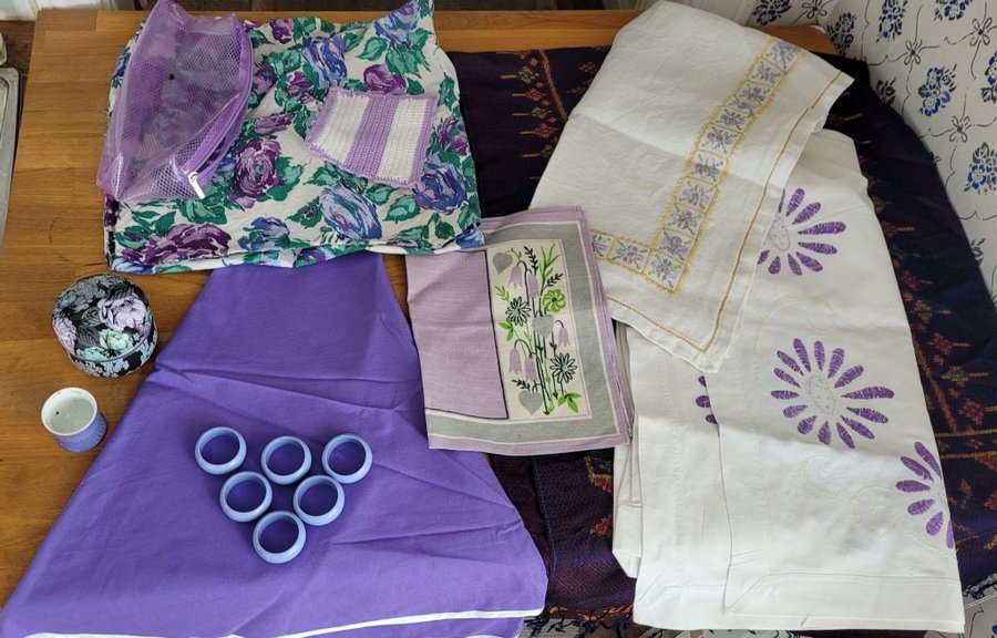 Ett parti med lila textilier bl a jugend  prylar
