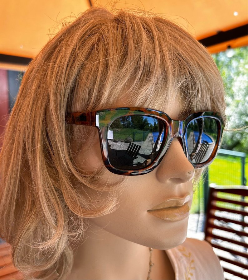 Nya fina tidlösa fyrkantiga solglasögon med två färgade plast båge