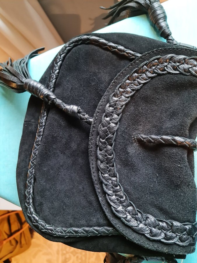 Handbag in black suede with leather details